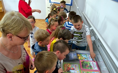 Na wystawie „Literacki Tarnobrzeg” bogato prezentowana jest literatura dziecięca.