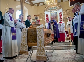 ▲	Uroczystościom pogrzebowym przewodniczył  bp Edward Dajczak.