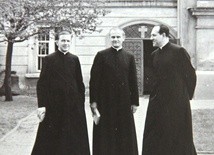 Ks. Mirosław (w środku) ze swoimi współpracownikami: ks. Knapińskim (z lewej) i ks. Grzybowskim.