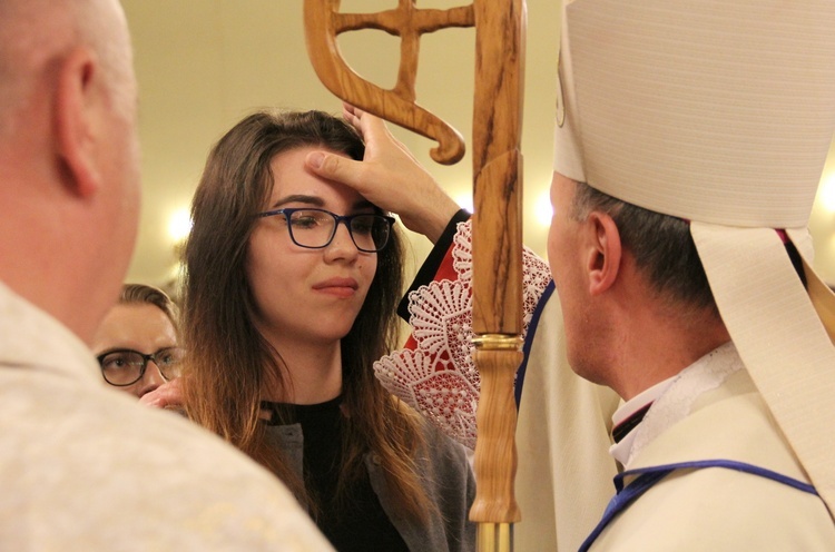 Biskup Marek Solarczyk udzielił 55 osobom sakramentu bierzmowania