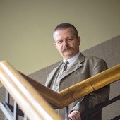 Prof. dr hab. Przemysław Żurawski vel Grajewski jest politologiem, pracownikiem naukowym Uniwersytetu Łódzkiego. Specjalizuje się w dziedzinie historii najnowszej i współczesnych stosunków międzynarodowych.