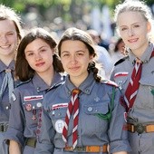 Dziewczyny przychodzą do bezdomnych w zwykłych ubraniach. Do zdjęcia pozowały jednak w harcerskich mundurach.