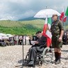 Mjr Otton Hulacki odczytuje apel poległych żołnierzy 6. Pułku Pancernego w Piedimonte San Germano.