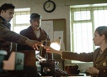 W roli Iwana Kriwoziercowa, Rosjanina, który widział transporty polskich oficerów przybywające na stację w Gniazdowie, wystąpił Robert Więckiewicz (w środku).