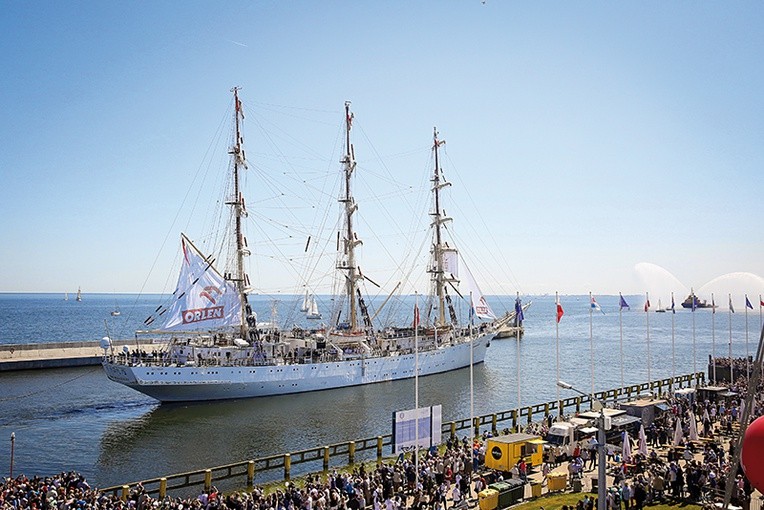 Gdynia, 20 maja. „Dar Młodzieży” właśnie wypływa w 11-miesięczny rejs dookoła świata. Do Polski wróci  w marcu 2019 roku.