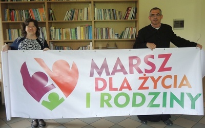 Agnieszka Moś i ks. Tomasz Gorczyński prezentują baner bielskiego Marszu dla Życia i Rodziny
