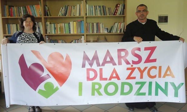 Agnieszka Moś i ks. Tomasz Gorczyński prezentują baner bielskiego Marszu dla Życia i Rodziny