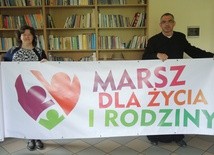 Agnieszka Moś i ks. Tomasz Gorczyński prezentują baner bielskiego Marszu dla Życia i Rodziny