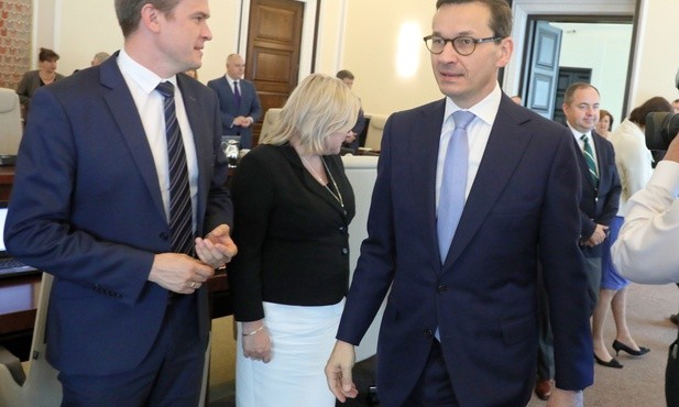 Spada poparcie dla premiera i rządu