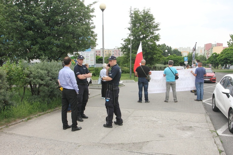 Manifestwowali z różańcami