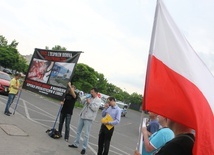 Manifestwowali z różańcami