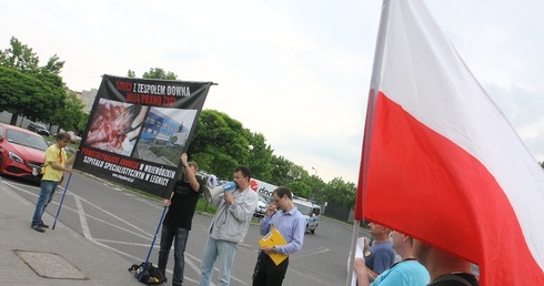 Manifestwowali z różańcami