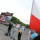 Manifestwowali z różańcami