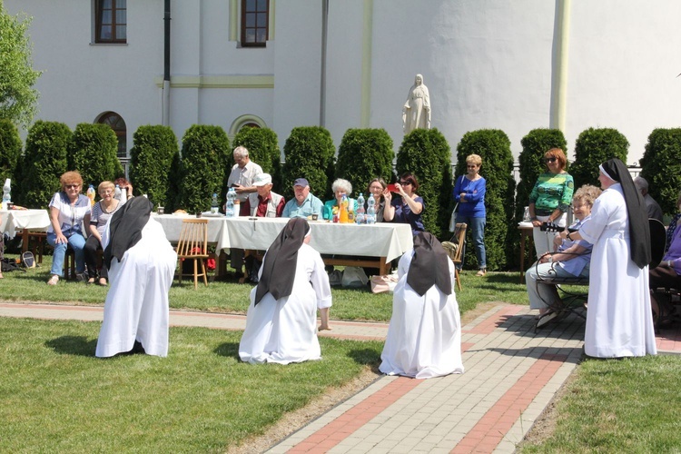 Przyjęcie w wielowiejskich ogrodach