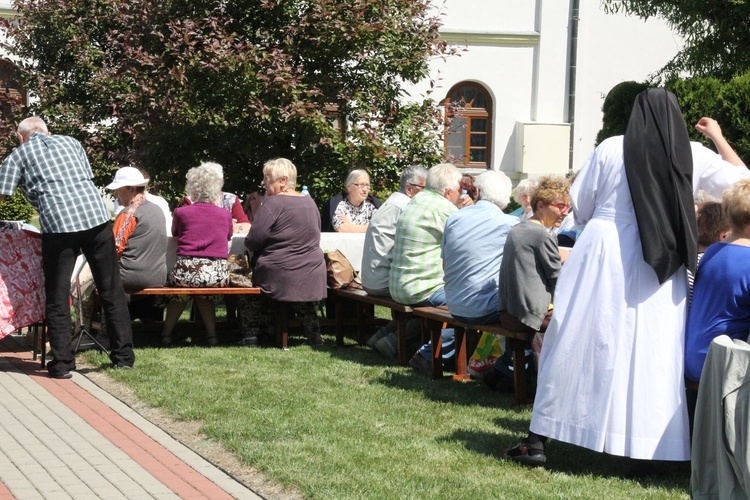 Przyjęcie w wielowiejskich ogrodach