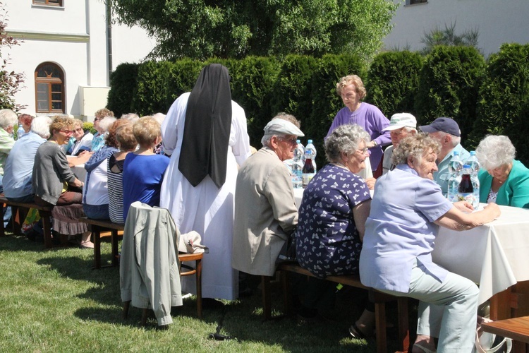 Przyjęcie w wielowiejskich ogrodach