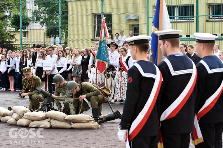 Na oczach zgromadzonych uczniów i gości grupa rekonstrukcyjna przypomniała wydarzenia z 1939 r.