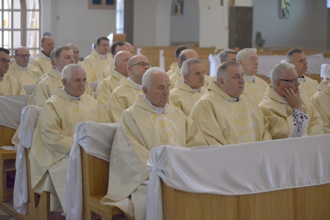 Kapłani w skarżyskiej Ostrej Bramie