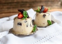 Panna cotta ze śliwkami kalifornijskimi