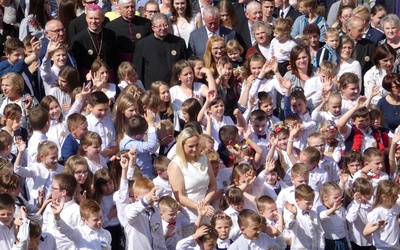 Pamiątkowe zdjęcie uczniów, nauczycieli i zaproszonych gości