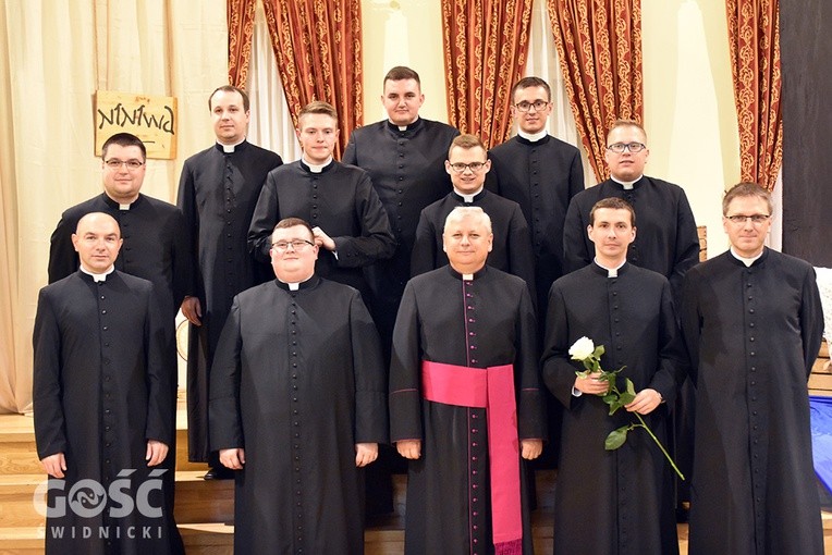 Na zakończenie diakoni zrobili sobie pamiątkowe zdjęcie z moderatorami świdnickiego seminarium.