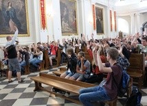 Gimnazjaliści na Świętym Krzyżu 