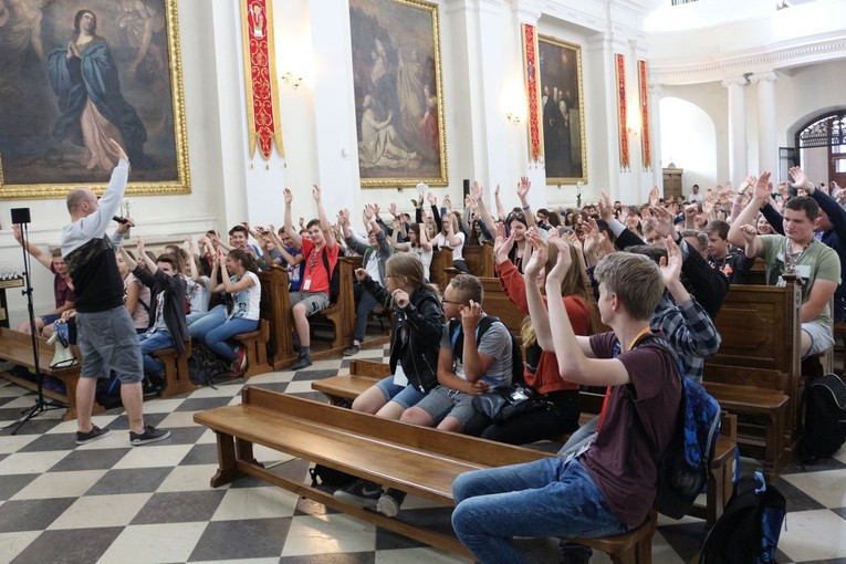 Gimnazjaliści na Świętym Krzyżu 