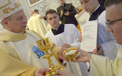 Liturgię święceń kończy obrzęd przekazania nowym kapłanom pateny z chlebem i kielicha z winem, które zostaną złożone na ołtarzu na rozpoczęcie Liturgii Eucharystii