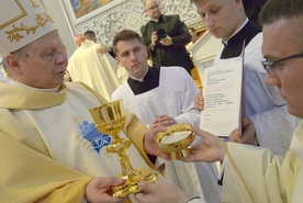 Liturgię święceń kończy obrzęd przekazania nowym kapłanom pateny z chlebem i kielicha z winem, które zostaną złożone na ołtarzu na rozpoczęcie Liturgii Eucharystii