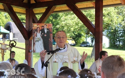 W czasie Mszy św. bp Antoni wyjaśniał dzieciom, czym jest sakrament małżeństwa