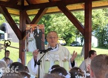 W czasie Mszy św. bp Antoni wyjaśniał dzieciom, czym jest sakrament małżeństwa