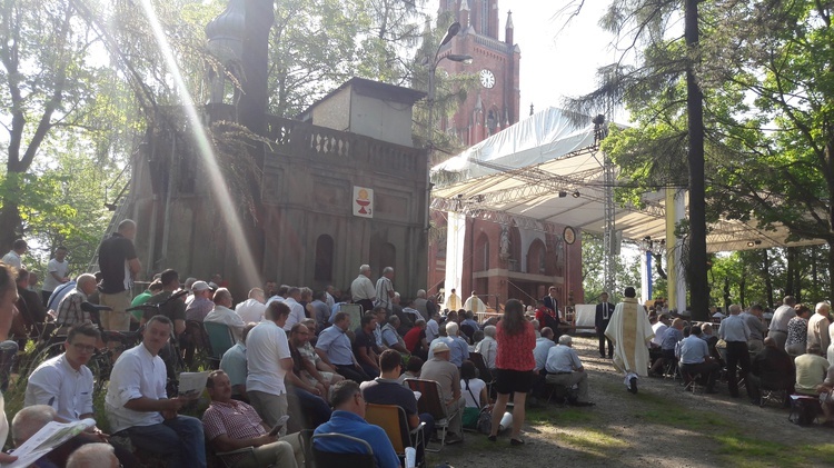 Pielgrzymi wypełniają Kalwarię Piekarską 