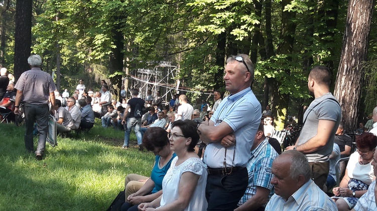 Pielgrzymi wypełniają Kalwarię Piekarską 