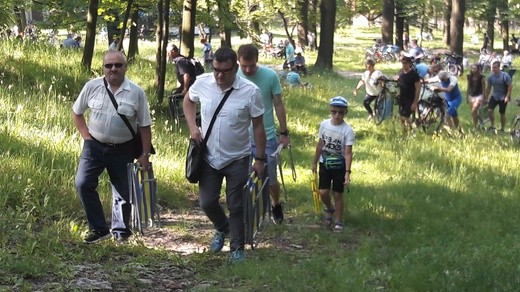 Pielgrzymi wypełniają Kalwarię Piekarską 