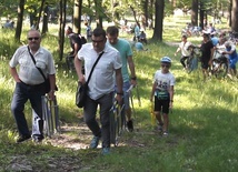 Pielgrzymi wypełniają Kalwarię Piekarską 