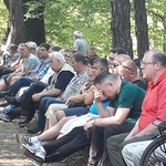 Pielgrzymi wypełniają Kalwarię Piekarską 