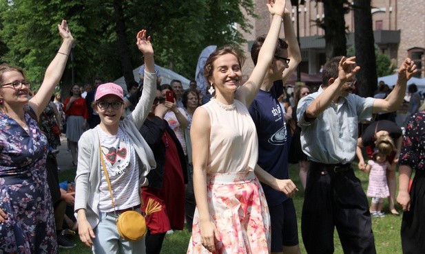 Na jarmarku bawią się wszyscy, niezależnie od wieku