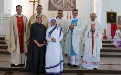 S. Gabriela i s. Laura z księżmi (od prawej): Stanisławem Kosowiczem, Kamilem Florczakiem, Łukaszem Siekiem, o. Michałem Chylakiem i Dominikiem Frączkiem