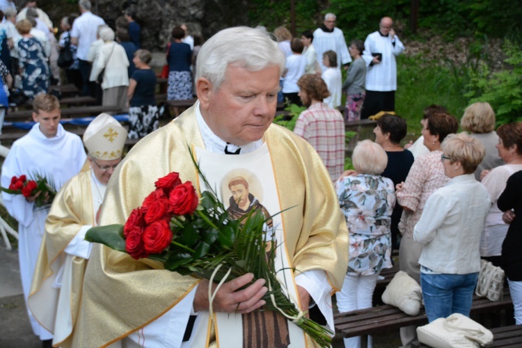 Pielgrzymka modlących się za księży