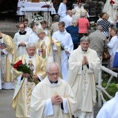 Pielgrzymka modlących się za księży