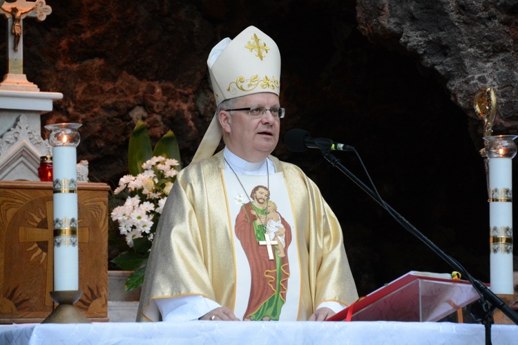 Pielgrzymka modlących się za księży