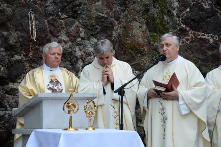 Pielgrzymka modlących się za księży