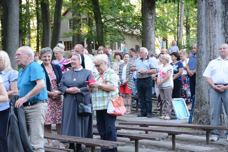 Pielgrzymka modlących się za księży