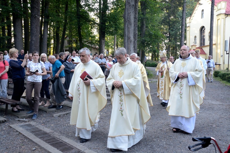 Pielgrzymka modlących się za księży