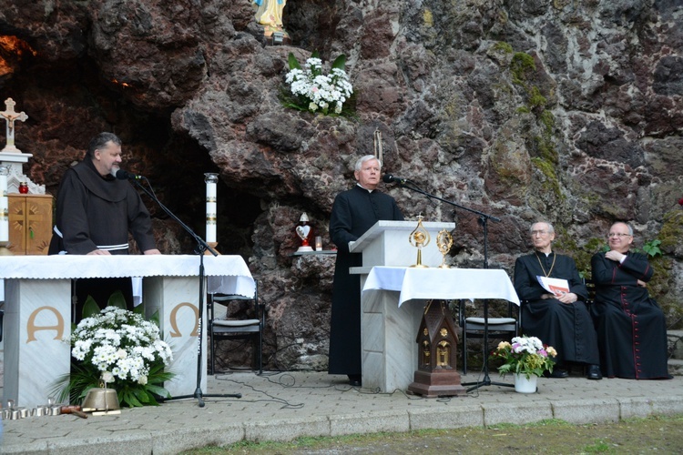 Pielgrzymka modlących się za księży