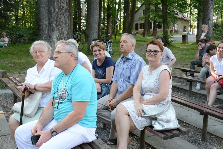 Pielgrzymka modlących się za księży