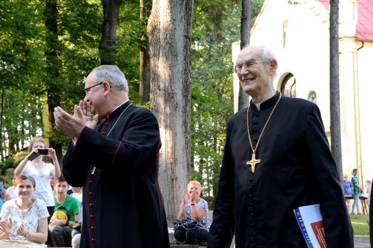 Pielgrzymka modlących się za księży