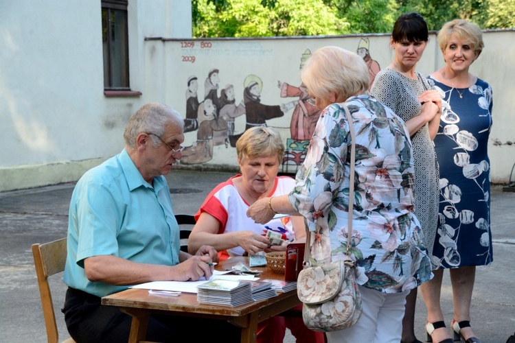 Pielgrzymka modlących się za księży