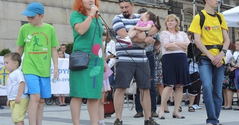 Na pl. Chrobrego, rodzina Sadlików dała świadectwo życia z Panem Bogiem