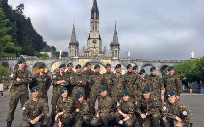 Nasi żołnierze u Matki Bożej z Lourdes